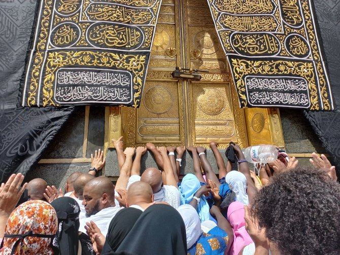 jemaah haji kembali sentuh kabah dan mencium hajar aswad