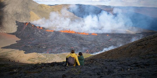 Menyaksikan Lava Pijar Letusan Gunung Api di Islandia