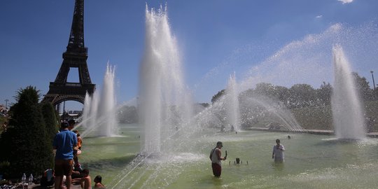 Dilanda Cuaca Panas, Warga Paris Asyik Nyebur Kolam Menara Eiffel