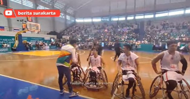 gibran rakabuming hibur atlet bola basket kursi roda yang kalah