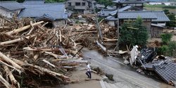 Banjir Bandang Porak-Porandakan Bagian Utara Jepang