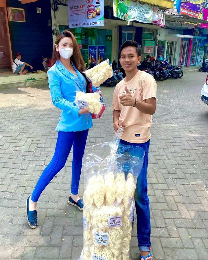 potret ibu kombes cantik heni tania makan tahu bulat di emper toko