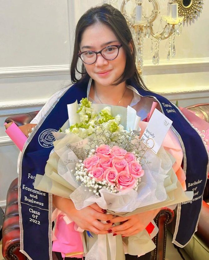 wisuda tiara savitri