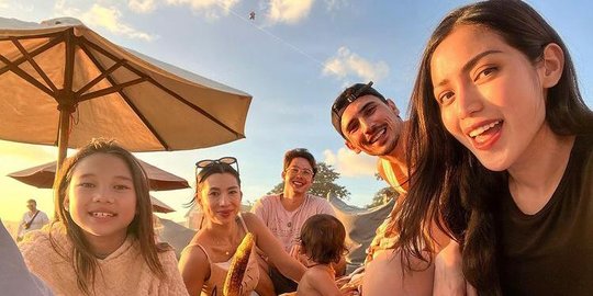 Nikmati Senja, Intip Momen Kumpul Keluarga Jedar & Jennifer Bachdim di Pantai