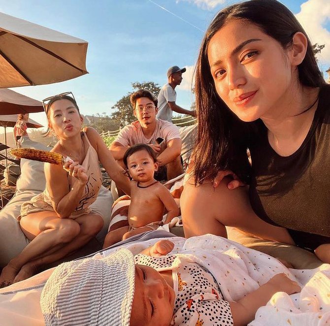 kumpul keluarga jedar dan jennifer bachdim