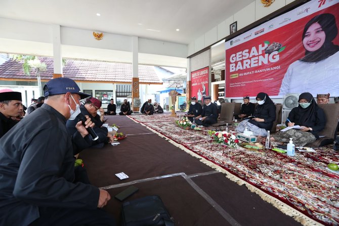 kembali lesehan bareng kades bupati ipuk 039gesah039 bahas solusi masalah warga