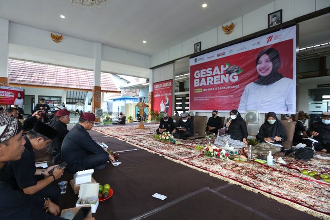 kembali lesehan bareng kades bupati ipuk 039gesah039 bahas solusi masalah warga