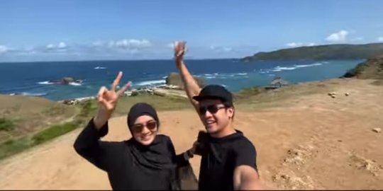 So Sweet! Momen Kebersamaan Dimas Seto dan Dhini Aminarti di Lombok, Bikin Baper