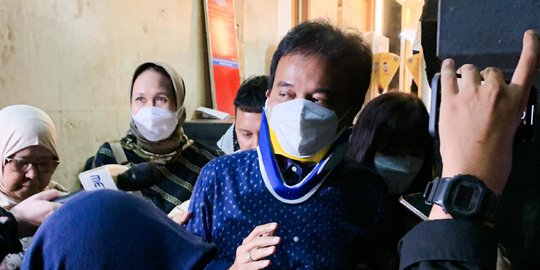Hadir di Polda Metro Jaya, Roy Suryo Kenakan Penyangga Leher