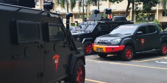 Momen Pasukan Brimob dan Mobil Taktis Amankan Gedung Bareskrim