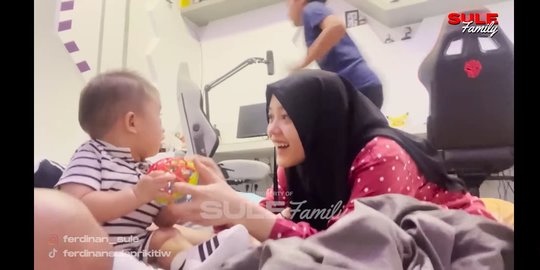 Potret Putri Delina Bermain dengan Baby Adzam, Netizen 'Senang Anak-anaknya Rukun'