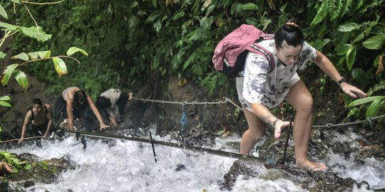 Menjelajahi Jalur Ekstrem Air Terjun Tumpak Sewu