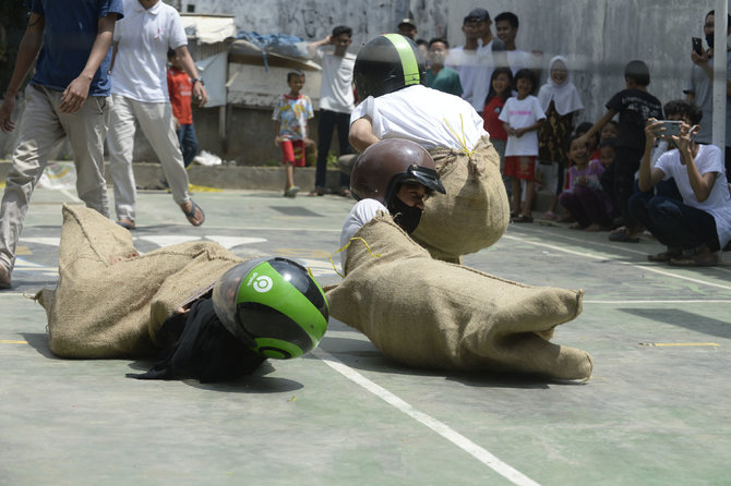 balap karung memakai helm di pamulang