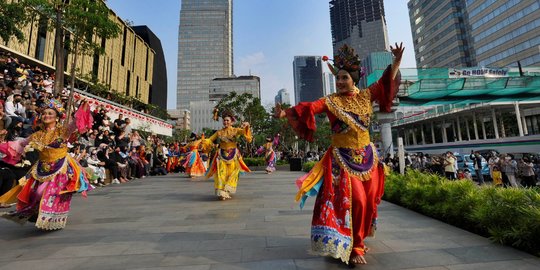 Antusiasme Warga Menyaksikan Tari Tradisional di Anjungan Sarinah