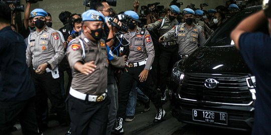 Beda Dengan Bharada E, Ini Pasal Yang Menjerat Ajudan Istri Ferdy Sambo ...