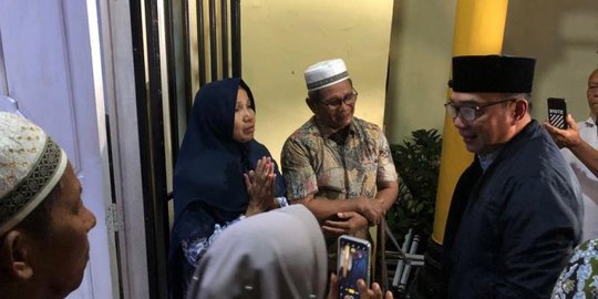 Ingat Eril, Ridwan Kamil Kunjungi Keluarga Pelajar yang Hanyut di Padang