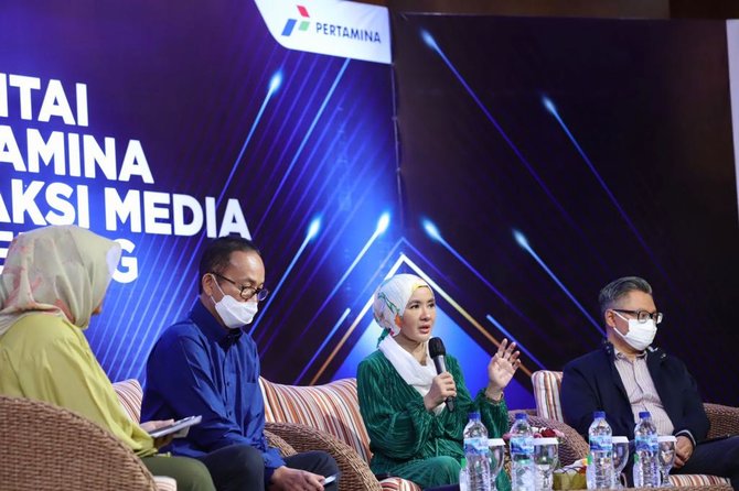 direktur utama pertamina nicke widyawati saat bincang santai dengan pimred redaksi media