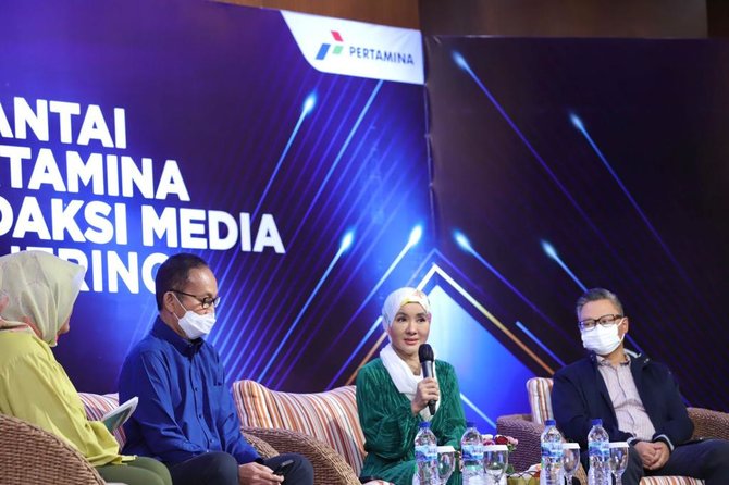 direktur utama pertamina nicke widyawati saat bincang santai dengan pimred redaksi media