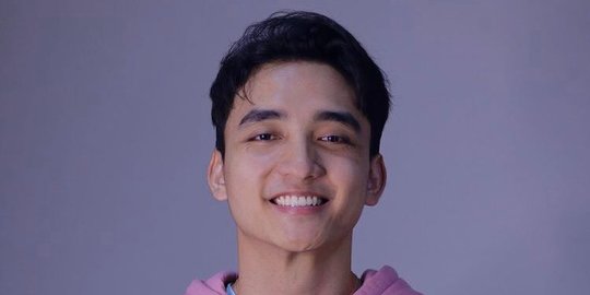 4 Potret Reza Darmawangsa, Youtuber yang Disebut Punya Suara Mirip Jungkook BTS