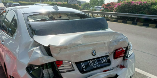 Kecelakaan Tol Jagorawi, BMW Ringsek Ditabrak Bus Hiba Utama | Merdeka.com