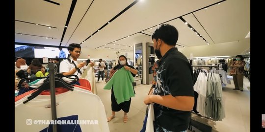Potret Thariq Halilintar Belanja Baju di Mal, Niat Beli Sedikit Malah Jadi Banyak
