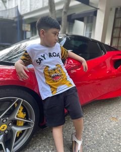 gaya rafathar nyender di mobil ferrari