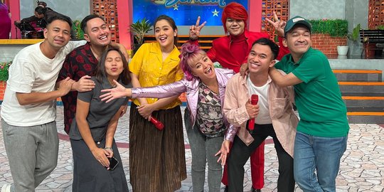 Keceriaan Marshanda di Tengah-tengah Para Artis 'Terlalu Senang, Terlalu Ceria' Keceriaan Marshanda di Tengah-tengah Para Artis 'Terlalu Senang, Terlalu Ceria'