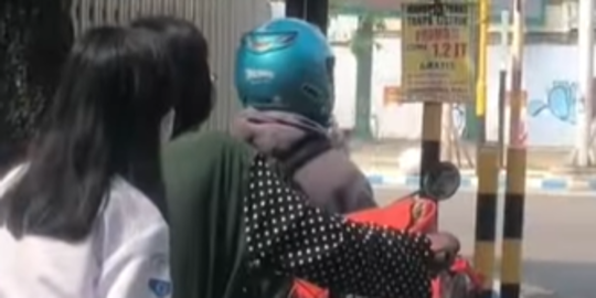 Ibu di Jombang Setia Antar Anak Sekolah Pakai Sepeda, Kisahnya Banjir Pujian