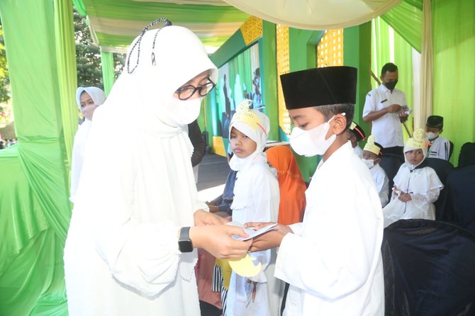 festival muharam banyuwangi salurkan santunan yatim non tunai