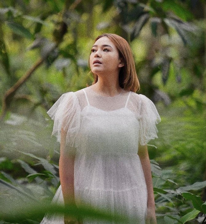 amanda manopo tampil bergaun putih di dalam hutan dipuji cantik bak bidadari