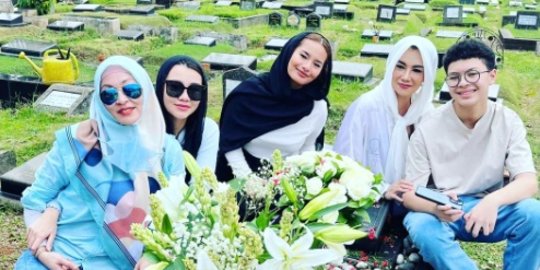 Kunjungi Makam Adjie Massaid, Ini Potret Kompak Angelina Sondakh & Reza Artamevia