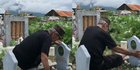 Viral Video Haru Kakek Ucap Rindu di Depan Makam Istri: Selamanya Saya Ingat Kamu