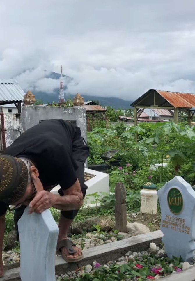 viral video kakek ke makam istri ucapan bikin haru