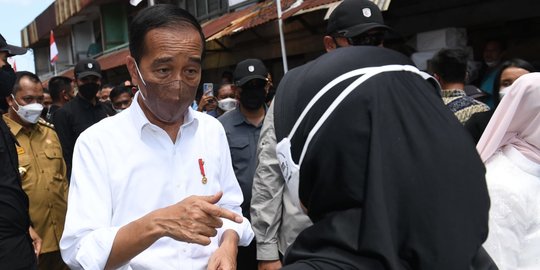 Jokowi Bagikan Bansos ke Warga Bengkayang: Jangan Dibelikan Handphone dan Pulsa