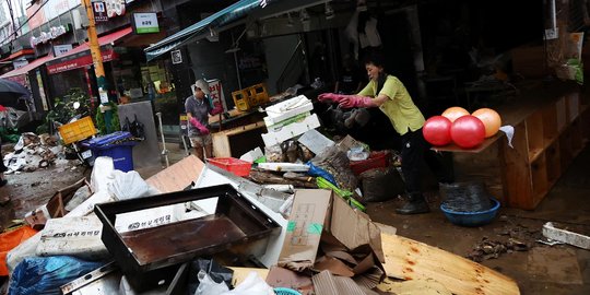 Kesibukan Warga Seoul Bersih-Bersih Sisa Banjir