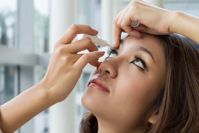 cara merawat mata agar tetap sehat saat sering menggunakan lensa kontak