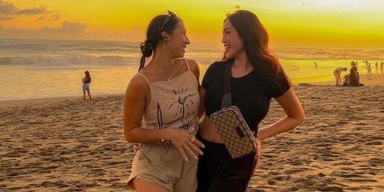 Potret Jessica Iskandar & Jennifer Bachdim Asyik di Pantai, Body Goalsnya Disorot