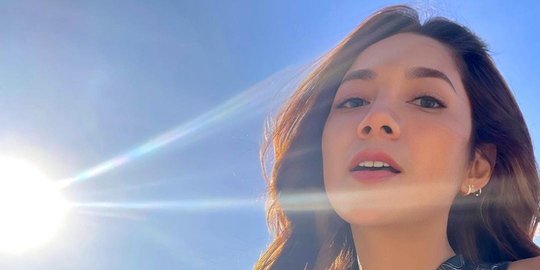 Potret Dinda Kirana Liburan di Pantai, Pose Mesra Bareng Pacar Jadi Sorotan