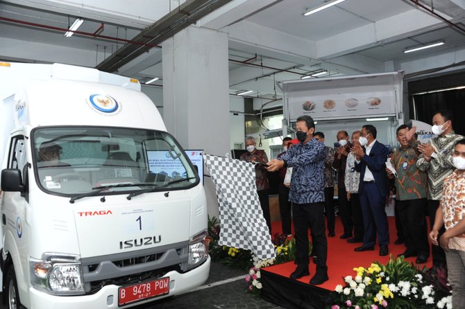 menteri trenggono saat melepas mobil ati