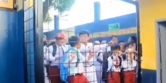 Video Viral Gerbang Sekolah Di Las, Siswa SD Tak Bisa Masuk 'Buka, Buka, Buka'