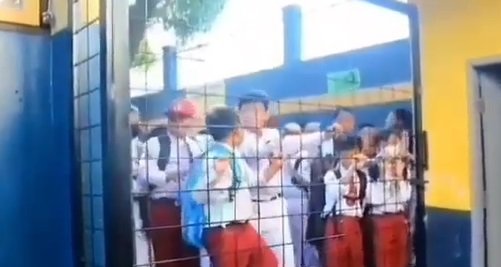 viral gerbang sekolah dilas