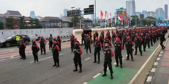 Demo Tuntut Pencabutan UU Cipta Kerja, Buruh Tutup Jalan Gatot Subroto Depan DPR