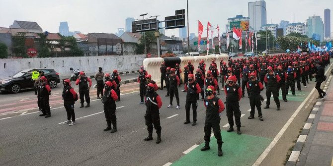 Demo Tuntut Pencabutan UU Cipta Kerja, Buruh Tutup Jalan Gatot Subroto Depan DPR