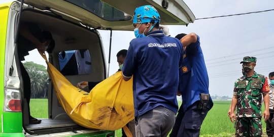 Jenazah Pria Tanpa Busana Ditemukan Tersangkut di Pohon Pinggir Kali Cidurian