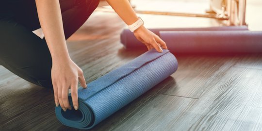 Pemula Wajib Tahu, Ini Alasan Wajib Punya Matras Yoga Sendiri di Rumah