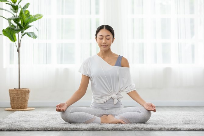 pemula wajib tahu ini alasan wajib punya matras yoga sendiri di rumah