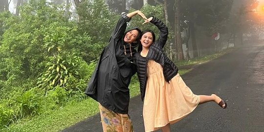 Dian Sastro Pakai Jas Hujan Foto Bareng Tissa Biani, Pesona Keduanya Dipuji