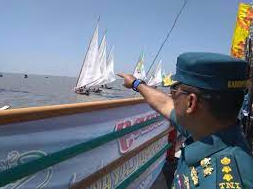 lomba perahu layar di pantai kenjeran kota surabaya