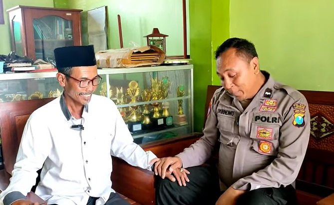 guru madrasah dapat hadiah umroh dari polisi