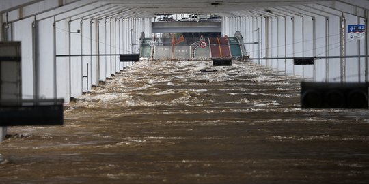 CEK FAKTA: Tidak Benar Pria Bermain Skateboard saat Banjir di Seoul